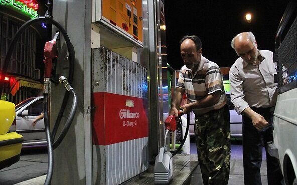 قیمت بنزین افزایش می یابد؟ | واکنش شدید وزیر اقصاد به گرانی بنزین
