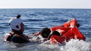 تصاویر دلهره آور از لحظه نجات معجزه آسای مهاجران درحال غرق شدن در دریا + فیلم