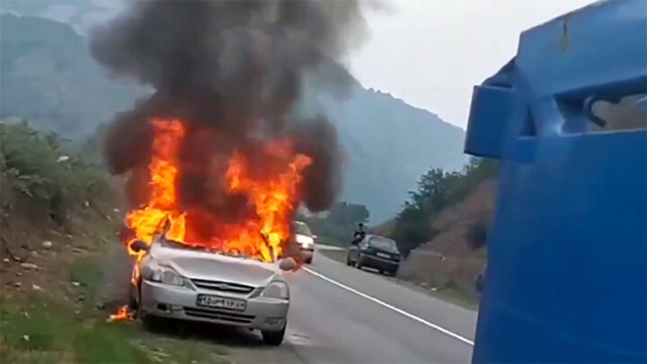 آتش گرفتن وحشتناک خودرو ریو در جاده کیاسر؛ سرنشینان زنده ماندن؟ + فیلم