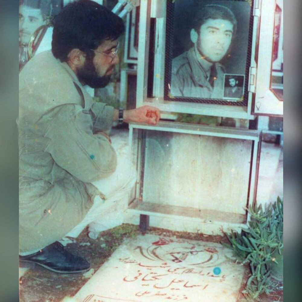 شهیدی که این شکلی بر سر مزار خودش حاضر شد و فاتحه خواند
