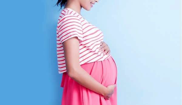 غذای عجیب برخی زنان در دوران حاملگی | خاک خوردن زنان باردار + علت چیست؟