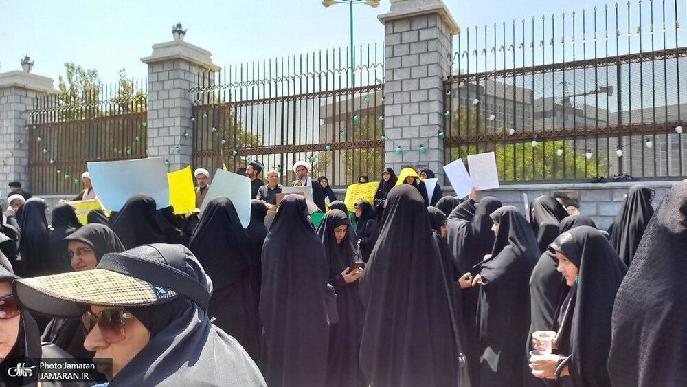 تصاویری از پلاکاردهای جنجالی چادری‌ها علیه بی‌حجاب‌ها