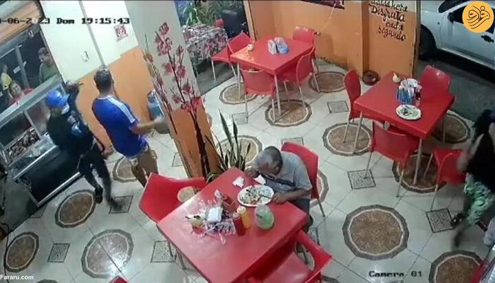 غذا خوردن عجیب مشتری گرسنه در رستوران هنگام وقوع سرقت مسلحانه + فیلم