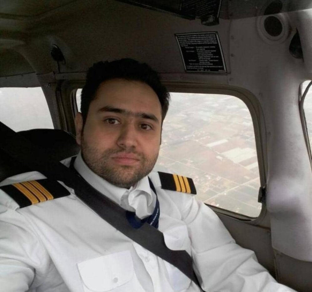 عکس داماد حسن روحانی در حالِ خلبانی