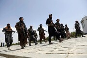 پوشش عجیب یکی از محافظین وزیر دفاع طالبان + عکس