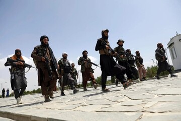پوشش عجیب یکی از محافظین وزیر دفاع طالبان + عکس