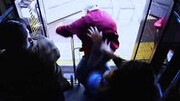لحظه وحشتناک هُل دادن پیرزن از اتوبوس به بیرون! + فیلم