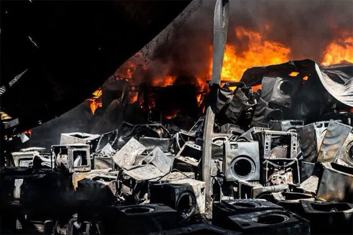 تصاویری هولناک از آتش گرفت کارخانه اسنوا / فیلم