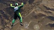 پرش ترسناک مرد شجاع از داخل هواپیما در آسمان به روی زمین بدون چتر نجات + فیلم