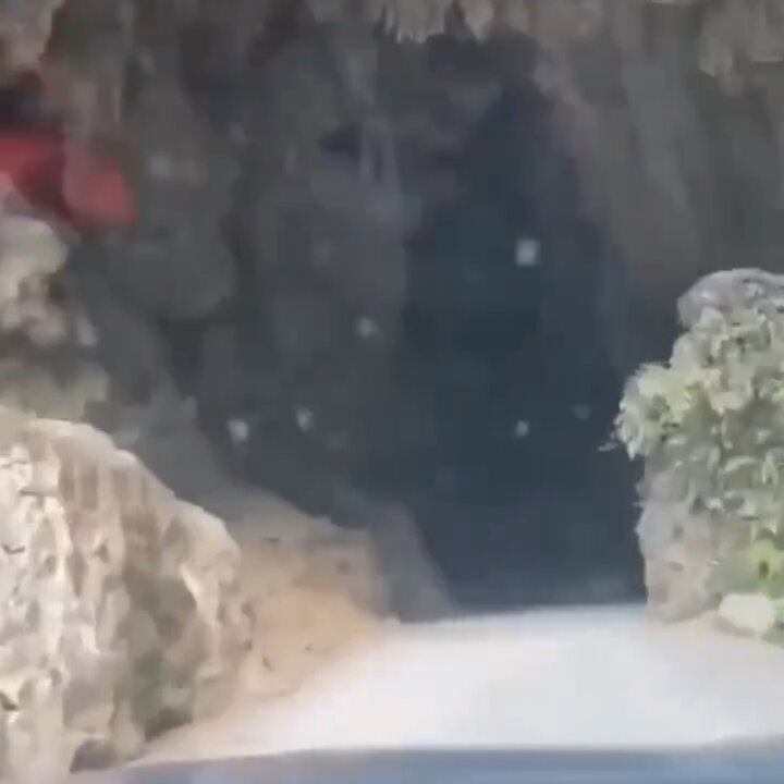 جاده عجیب و ترسناک یک روستا که از درون غار می‌گذرد! + فیلم