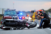 تصاویری دردناک از قطع شدن انگشت‌های موتورسوار در تصادف با مزدا / فیلم