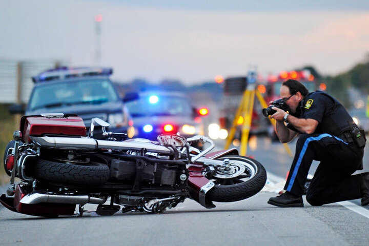 تصاویری دردناک از قطع شدن انگشت‌های موتورسوار در تصادف با مزدا / فیلم