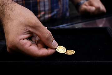 کاهش شدید قیمت طلا در بازار / قیمت طلا، سکه امروز ۵ شهریور ۱۴۰۲ در بازار آزاد + جدول قیمت‌ها