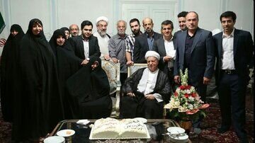 عکس کمتر دیده شده از تولد آیت الله هاشمی رفسنجانی و نوشته روی کیک + عکس