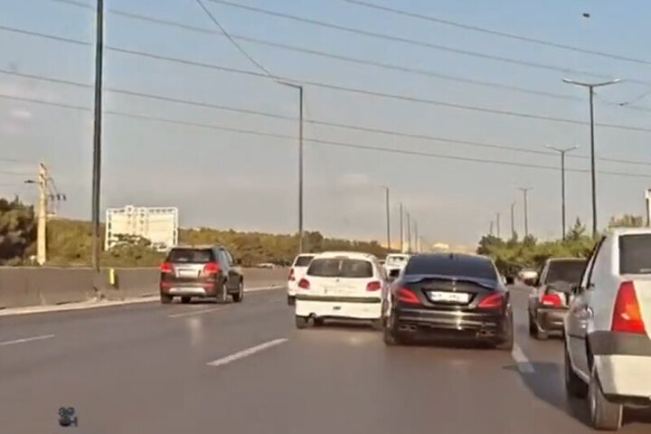 حرکات جنون‌آمیز دو راننده خودرو بنز در بزرگراه‌های تهران + فیلم