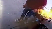 آتش گرفتن ماشین با بی احتیاطی راننده در پمپ بنزین + فیلم
