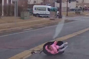 فیلم هولناک از لحظه پرت شدن یک بچه از خودرو پراید در حال حرکت