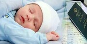 واکنش بامزه نوزاد به پزشکی که او را معاینه می‌کند + فیلم
