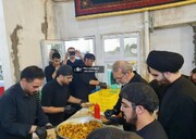 تصاویری از علی لاریجانی در حال خدمت رسانی به زائران اربعین