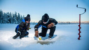 لحظه صید ماهی غول پیکر از داخل دریاچه یخ بسته! + فیلم