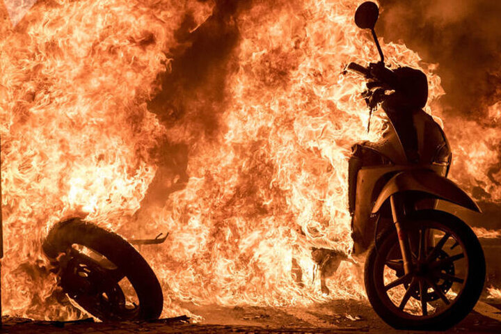لحظه آتش گرفتن یک موتورسیکلت وسط خیابان! / فیلم