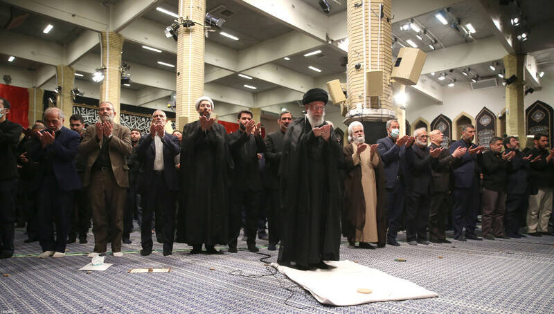 برگزاری نماز جماعت ظهر اربعین به امامت رهبر انقلاب / تصاویر