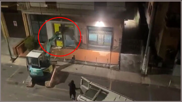 سرقت عجیب دستگاه عابر بانک با لودر در این شهر + فیلم