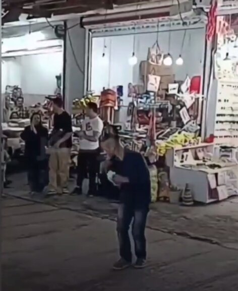 شادی جالب یک پسر با پول وسط بازار مازندران + فیلم