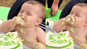 این کودک شکمو در خواب هم غذا می خورد! + فیلم