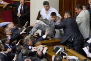 کتک‌کاری شدید در صحن علنی پارلمان اوکراین / فیلم