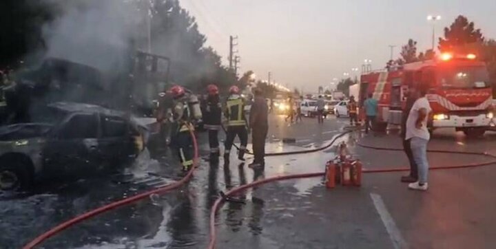 تصاویری از انفجار ۲ خودرو در اسلامشهر / فیلم