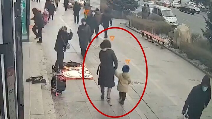 سقوط هولناک جسم سنگین روی سر زن جوان و فرزندش در پیاده رو + فیلم