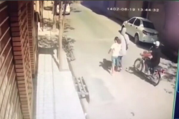 ویدیو دلهره آور از لحظه سرقت هولناک کیف قاپی مادر و دختر اسلامشهری + فیلم