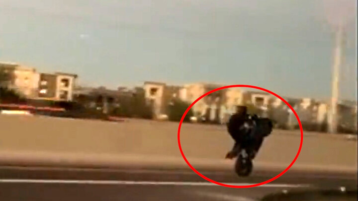 زمین خوردن وحشتناک موتورسوار هنگام تک چرخ زدن در جاده + فیلم