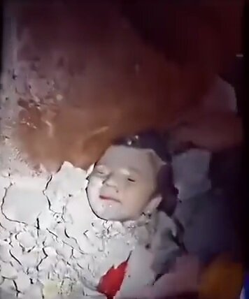 معجزه در زلزله مراکش/  فداکاری حیرت انگیز مادر مراکشی برای نجات نوزادش + فیلم