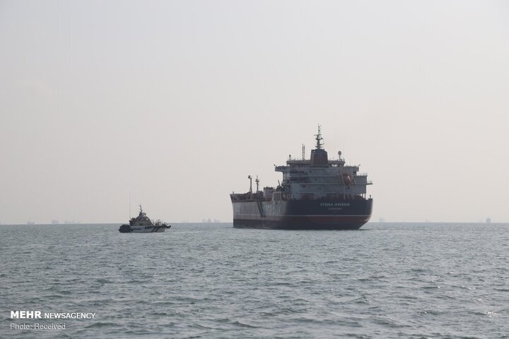 توقیف ۲ نفتکش خارجی حامل سوخت قاچاق در خلیج‌فارس