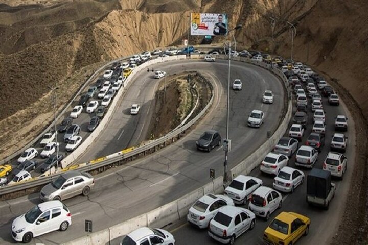 ترافیک شدید در جاده‌های منتهی به مازندران | یکطرفه شدن جاده کندوان