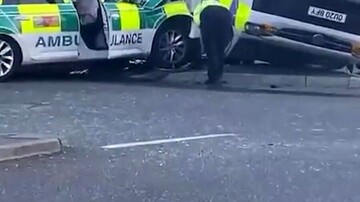 تصادف وحشتناک خودرو پلیس با آمبولانس در خیابان + فیلم