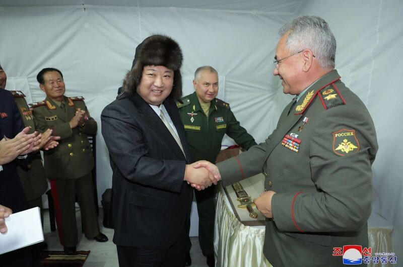 کلاه روسی بر سر رهبر کره شمالی+ عکس