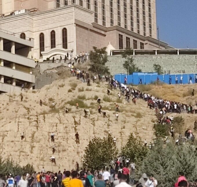 عکس| هجوم عجیب به هتل محل اقامت رونالدو/ هواداران از تپه‌های اطراف اسپیناس بالا رفتند!