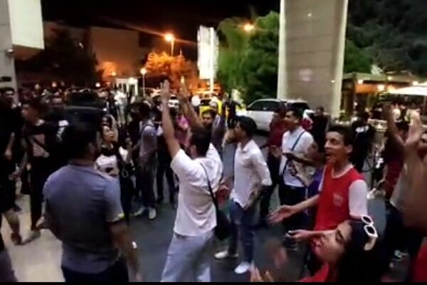 تجمع هواداران پرسپولیسی و تشویق گلمحمدی مقابل اتاق کریس رونالدو + فیلم