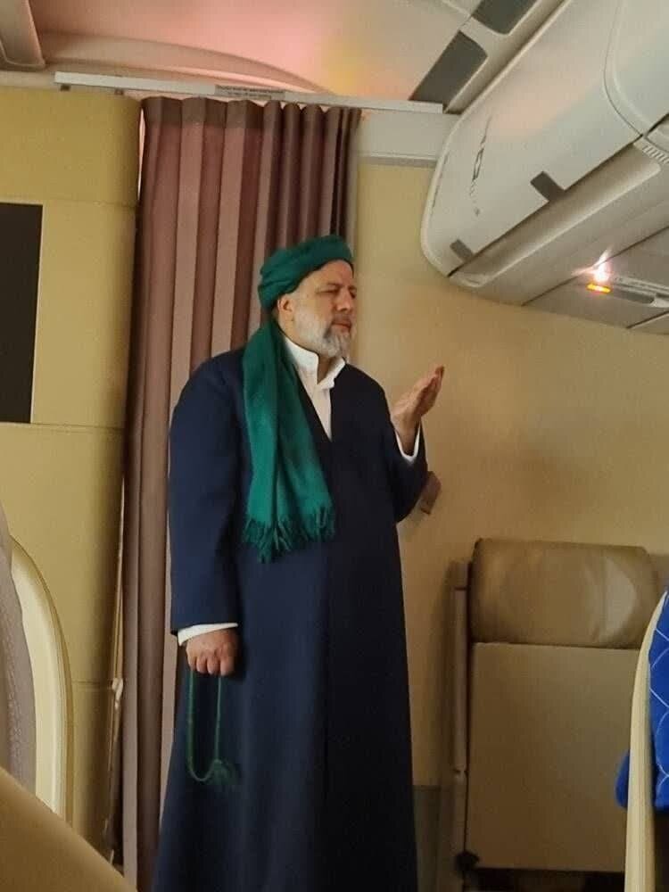 نماز شب خواندن رئیس جمهور در هواپیما هنگام سفر به آمریکا + عکس