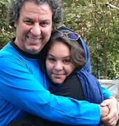 عکس دیده نشده از مرحوم آرش میراحمدی در آغوش دخترش