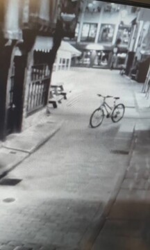 دوچرخه سواری عجیب روح در خیابان + فیلم دوربین مدار بسته
