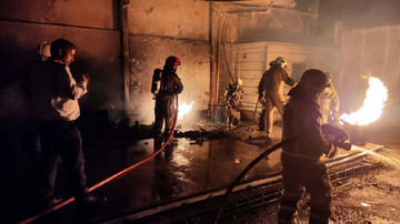 آتش سوزی وحشتناک در کارخانه ظروف یکبار مصرف در تهران + جزییات