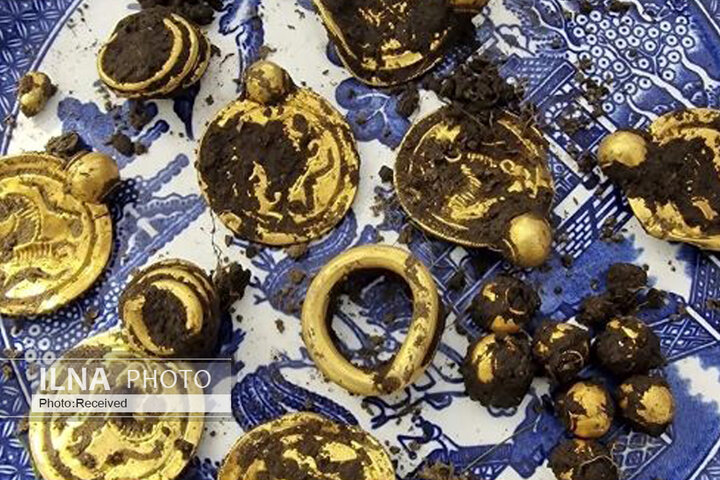 کشف طلای نایاب با قدمت ۱۵۰۰ ساله توسط یک گنج‌یاب آماتور