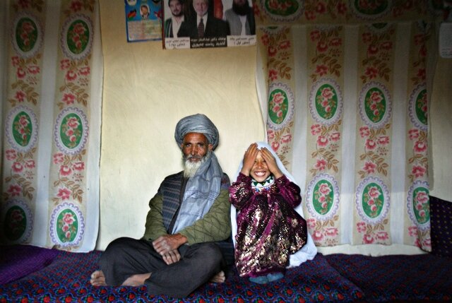 عکسی دردآور از ازدواج دختر 8 ساله با این پیرمرد