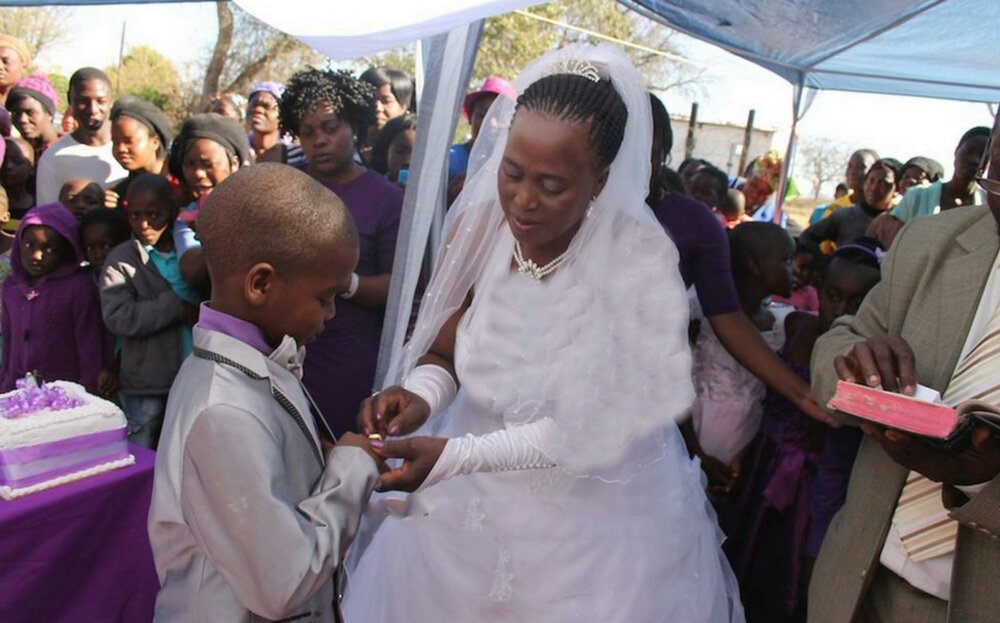زن ۶۰ ساله کودک نوجوان را عاشق خود کرد! + عکس عروسی در هتل لاکچری آفریقایی