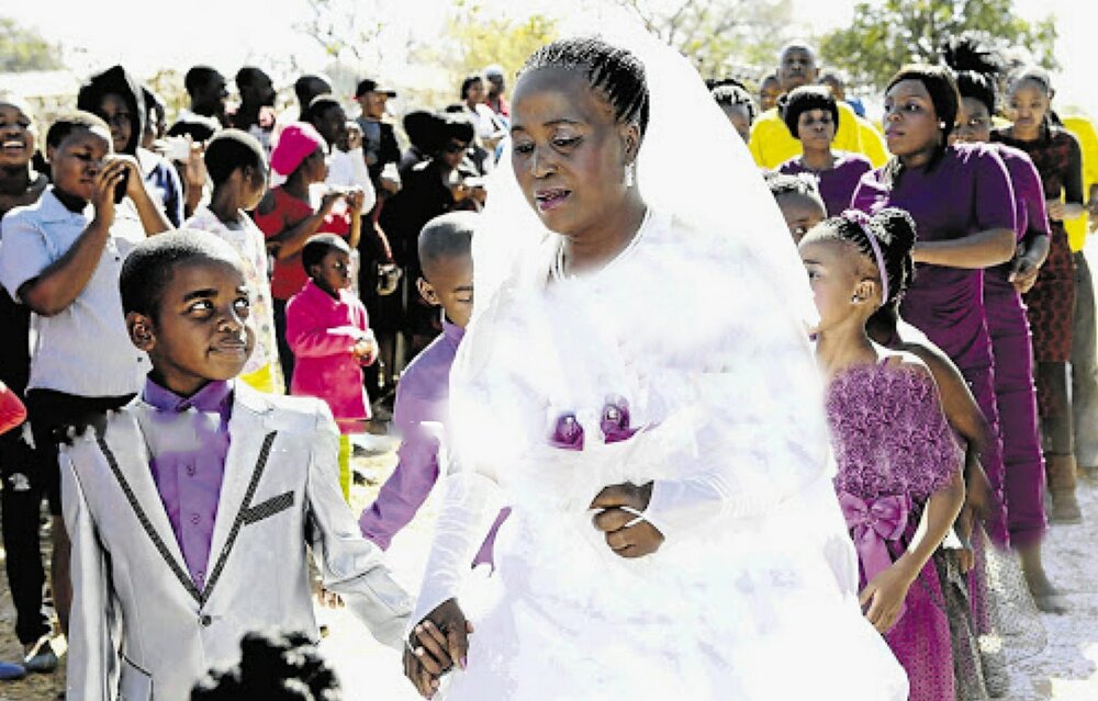 زن ۶۰ ساله کودک نوجوان را عاشق خود کرد! + عکس عروسی در هتل لاکچری آفریقایی
