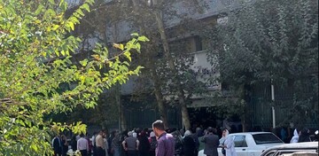 تجمع اولیای دانش‌آموزان یک مدرسه دخترانه در تهران